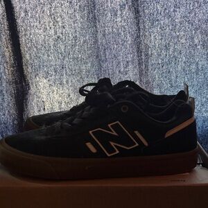 New Balance Men's Black and White Sneakers